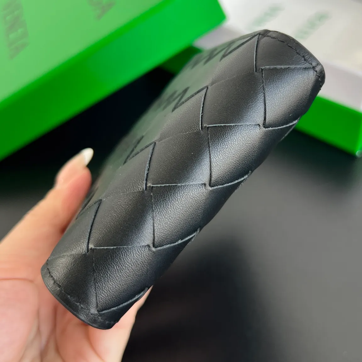 Batch 960 #Bv New bi-fold short clip with coin pocket 605722👏 A short clip with a coin pocket. There is a place to put coins and change☄️ Made of original cowhide. It is soft and delicate and makes people want to touch it all the time. It is equipped with 4 card slots, 2 banknote compartments, 2 extra pockets, and 1 coin purse. It is very tasteful and low-key. It is very good in terms of texture and practicality. Highly recommended👍👍 Size: 11x9.5